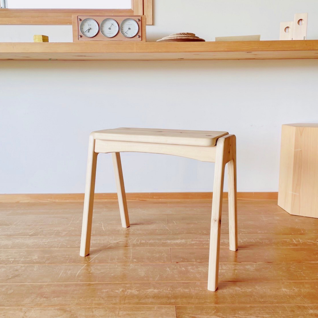森を育て、暮らしに寄り添うスツール。
桧のスタッキングスツール【かさね】