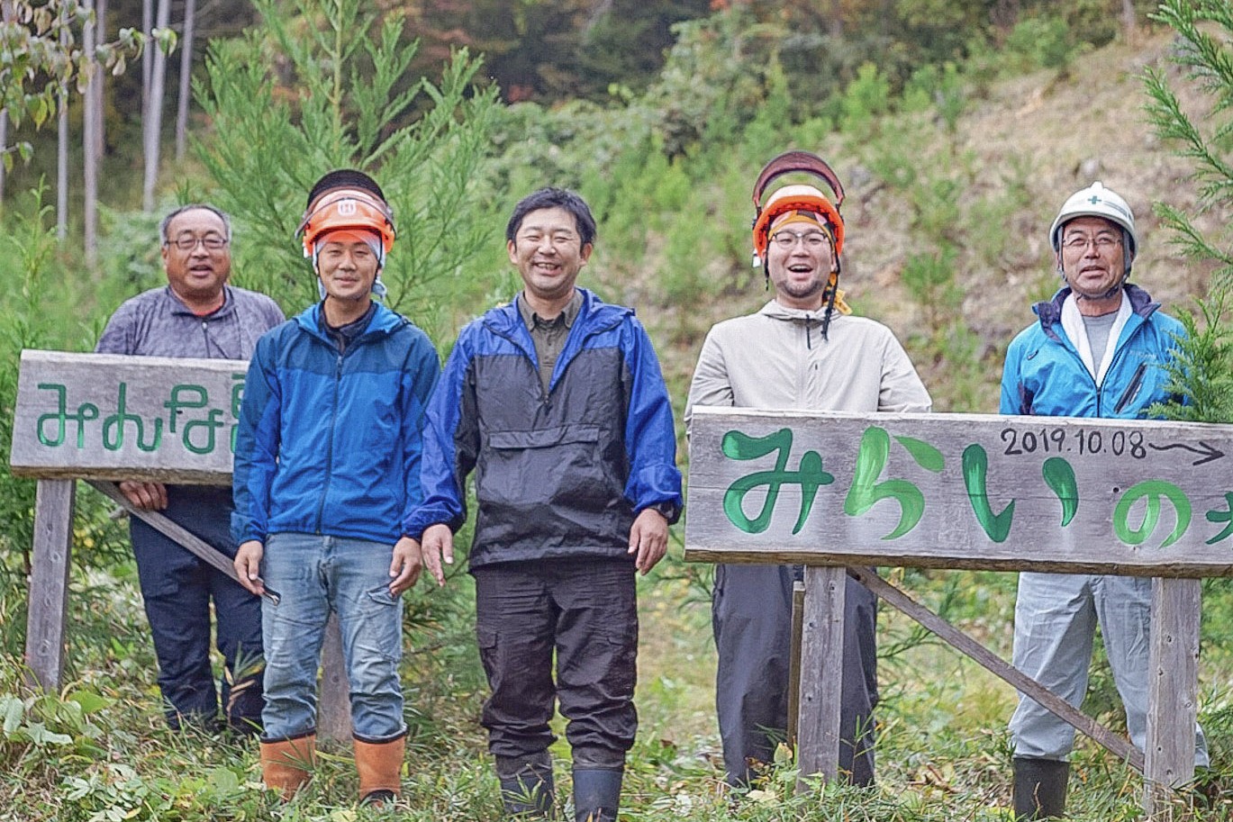 まな板を製造しているのは、宮城県・栗原市の木材加工会社 KURIMOKU（クリモク）。 家具や建材を中心に、50年以上にわたり木と向き合ってきた会社です。

 「森を育て、活かし、守る」という持続可能な理念のもと、日々ものづくりに取り組んでいます。

KURIMOKUは、伐採から乾燥、製材、加工までを一貫して自社で行う、国内でも珍しい存在。
 木が「どこで、誰の手によって、どのように育てられ、加工されたのか」。 そんな背景が見えにくい今の時代に、素材のトレーサビリティと品質管理をしっかりと両立しています。

さらに、木材加工にとどまらず、山の管理・伐採・植林まで自社で実施。日本の森林の約4割を占める人工林が過密化しないよう、適切なタイミングで木を伐採し、
 次の世代の木を植えるサイクルを大切にしながら、森の健康を守っています。
