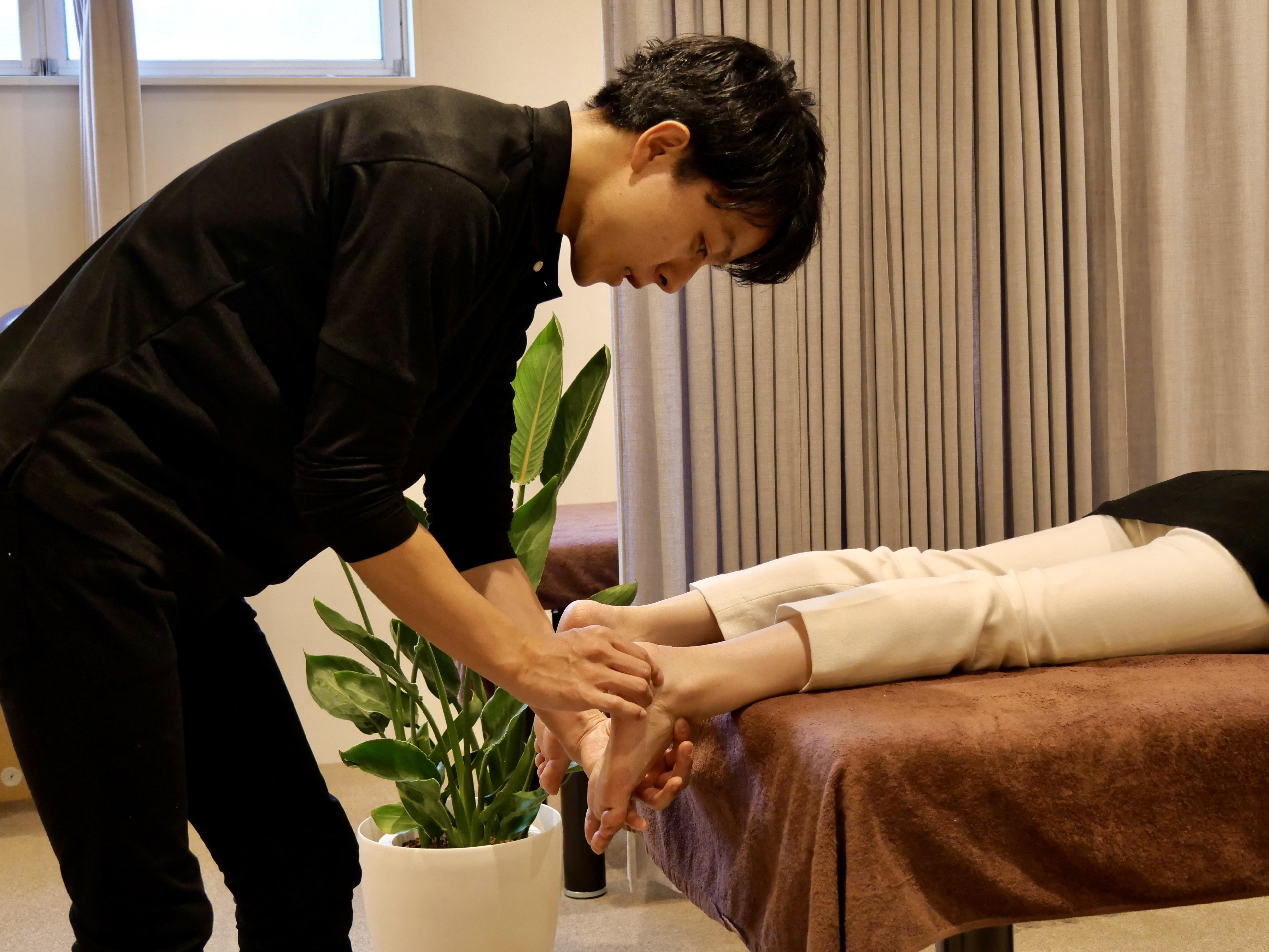 インソールの開発に携わったのは、理学療法士の久保諭樹さん。
原点は、小学生の頃に見た父親の姿でした。父は、先天性の側弯症による重い腰痛に苦しんでいました。薬や施術では一時的に和らいでも、痛みは戻ってくる。――「日常そのものを変えなければ根本は変わらない」そう直感したことが、久保さんを足元の研究へと導きました。
足を整えれば背骨を含む全身が変わる。そんなインソールの可能性を信じ、家族や友人に試作品を履いてもらいフィードバックを重ねる日々。小さな試行錯誤の積み重ねが、今につながる第一歩でした。
その後、日本だけでなく欧米やオーストラリアでも歩行や姿勢、装具設計を学び、足元の整え方が骨盤や背骨、姿勢の安定にどう影響するかを研究。データと臨床経験をもとに、「足から全身を整える」方法を追求してきました。
このインソールは、科学的根拠と臨床経験をもとに開発された、全く新しい『歩くだけのセルフケア』です。 日常のケアや予防の一助として、多くの方に役立つことを願っています。