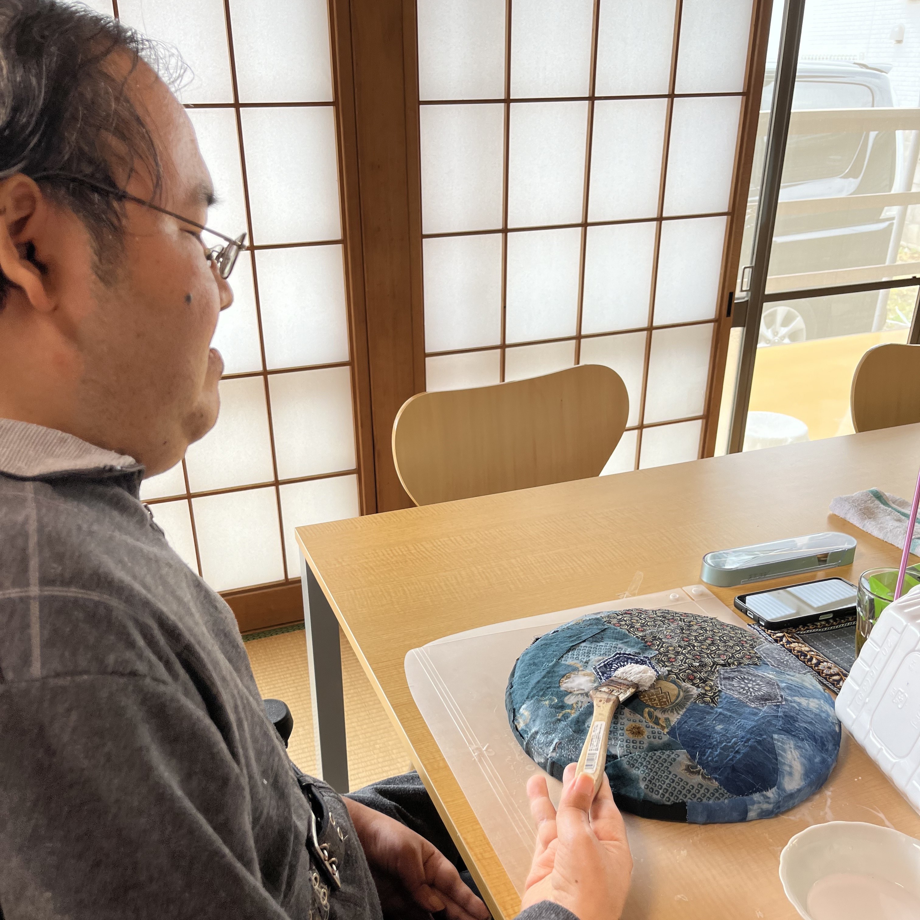 この作品を手がけたのは、「やまとあい」を利用する大越 佳彦(おおこし よしひこ)さんです。
大越さんコメント
「手に取ってくださった方が長く使っていただけるように丁寧に作り上げています。」
完成:令和7年3月
■一閑張りとは
日本の伝統工芸技法の一つ。武焼などで作られた器やかごなどに和紙を幾重にも重ね、柿渋で仕上げる技法です。やまとあいでは、利用者一人ひとりが 和紙をちぎる・貼る・組み合わせる といった工程を自分のペースで楽しみながら制作。温かみとそれぞれの個性が宿っています。