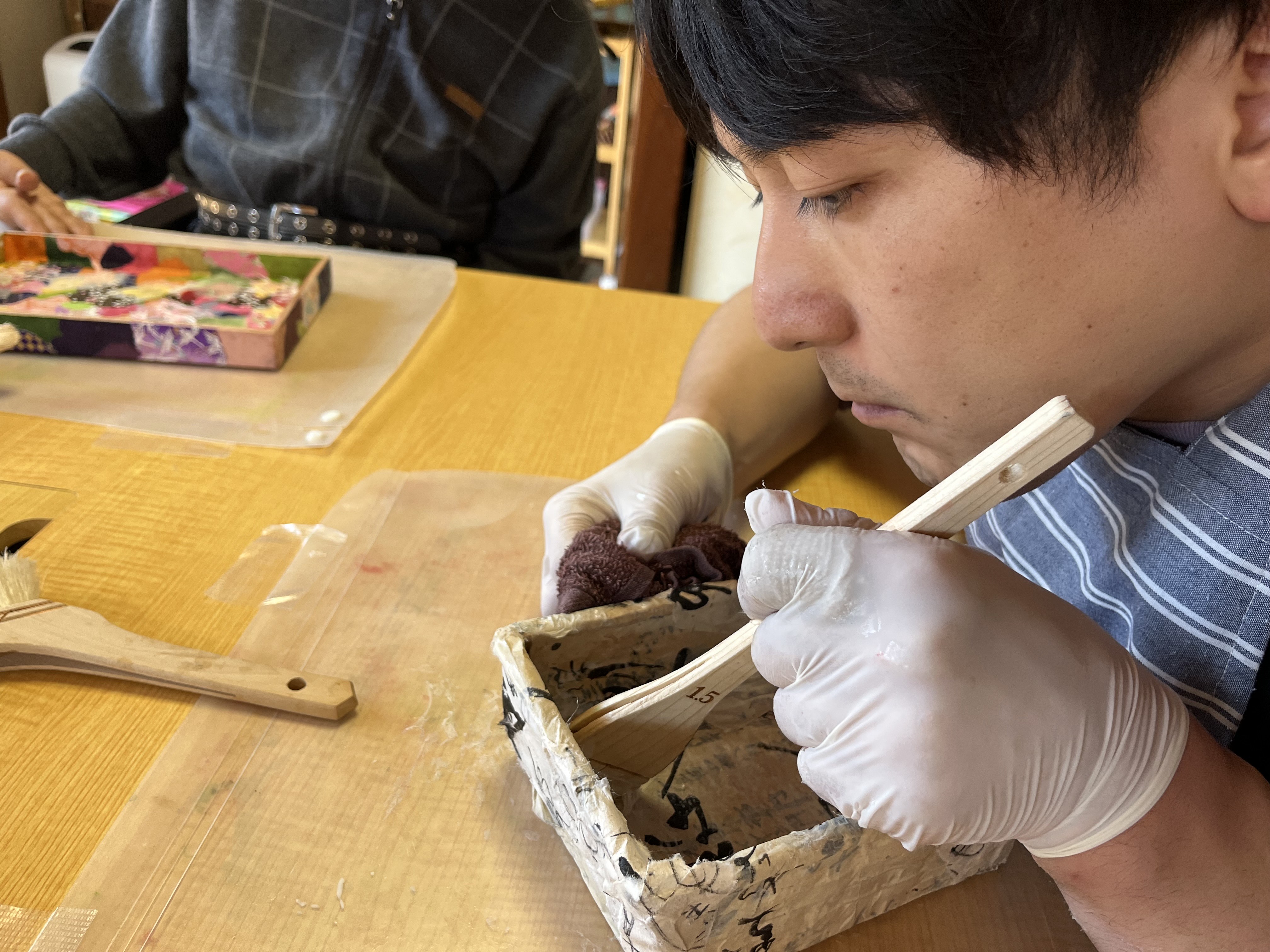 この作品は、「やまとあい」を利用する関根 勇翔(せきね ゆうと)さんが手がけました。
絵を描くことが好きな関根さんは、施設職員がご自身の作品を購入したことをきっかけに、一閑張り制作にのめり込んでいきました。
完成:令和7年5月
■一閑張りとは
日本の伝統工芸技法の一つ。武焼などで作られた器やかごなどに和紙を幾重にも重ね、柿渋で仕上げる技法です。やまとあいでは、利用者一人ひとりが 和紙をちぎる・貼る・組み合わせる といった工程を自分のペースで楽しみながら制作。温かみとそれぞれの個性が宿っています。