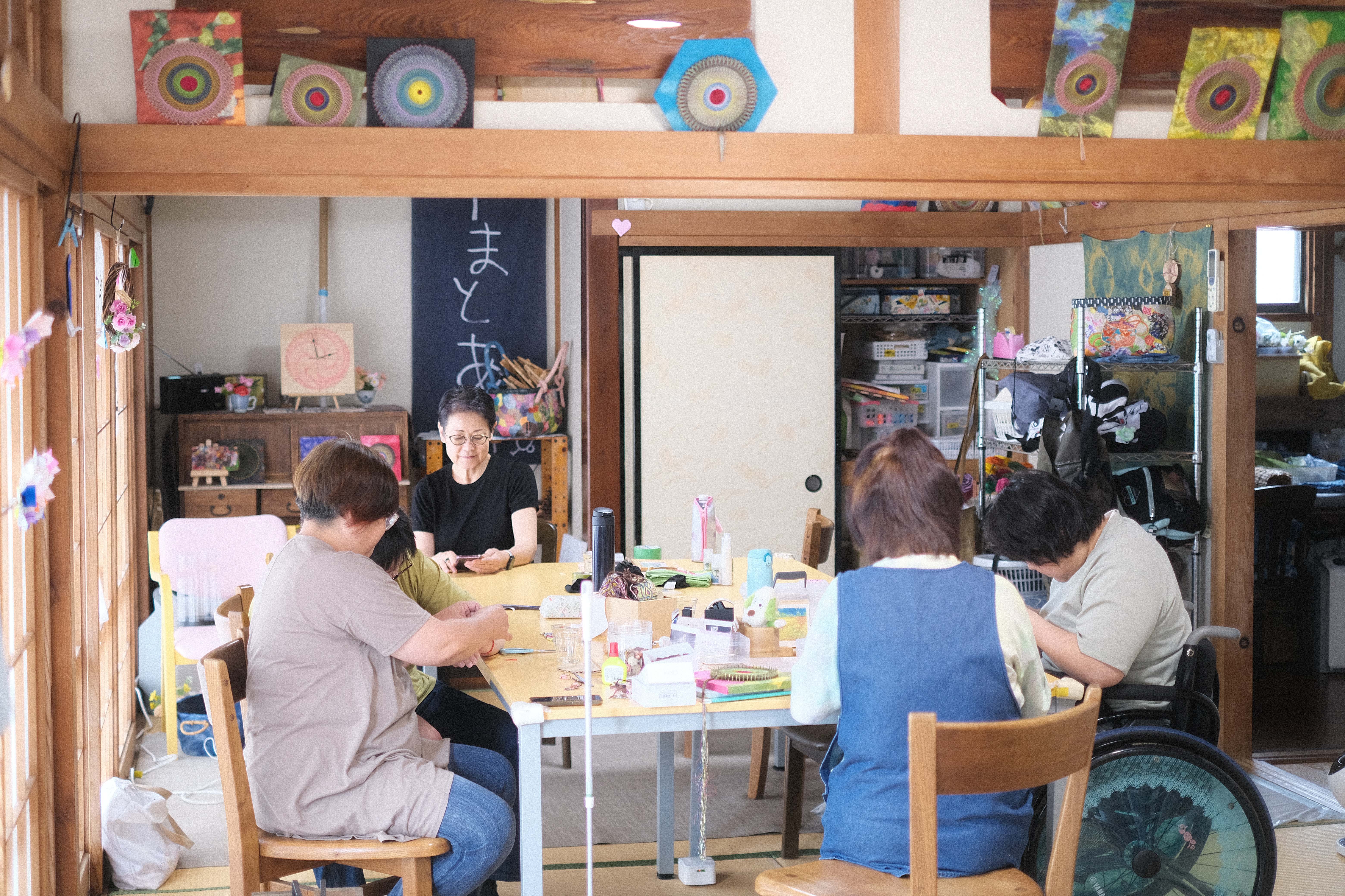 やまとあいの理念
「や れることを見つけて社会の一員として
 ま 毎日コツコツ努力して
 と ともに栄 ともに生きる
 あ 愛と笑顔にあふれ
 い いきいき楽しくくらす やまとあい」
どんな人間もどんな立場でもひとりひとりの別の人。
だけどみんな同じ人間。
だから、共に支えあって生きていく。
「今日も楽しかった」「今日も美味しかった」「いい一日だったね」と
みんなで分かち合える場所を目指し、日々取り組んでいます。