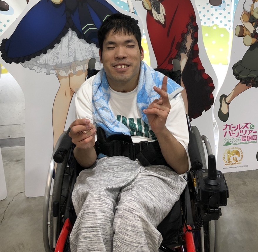 この商品を手がけたのは、やまとあい利用者の菊池啓太(きくちけいた)さん。
何にでもチャレンジし「やれることはやってみたいと」頑張って作成しました。
完成:令和7年5月
■一閑張りとは
日本の伝統工芸のひとつ。かごや器に和紙を幾重にも重ね、柿渋で仕上げる技法です。壊れた生活用品を再生させる、サステナブルな知恵が息づいています。
やまとあいでは、利用者一人ひとりが 和紙をちぎる・貼る・組み合わせる といった工程を自分のペースで楽しみながら制作。温かみとそれぞれの個性が宿っています。