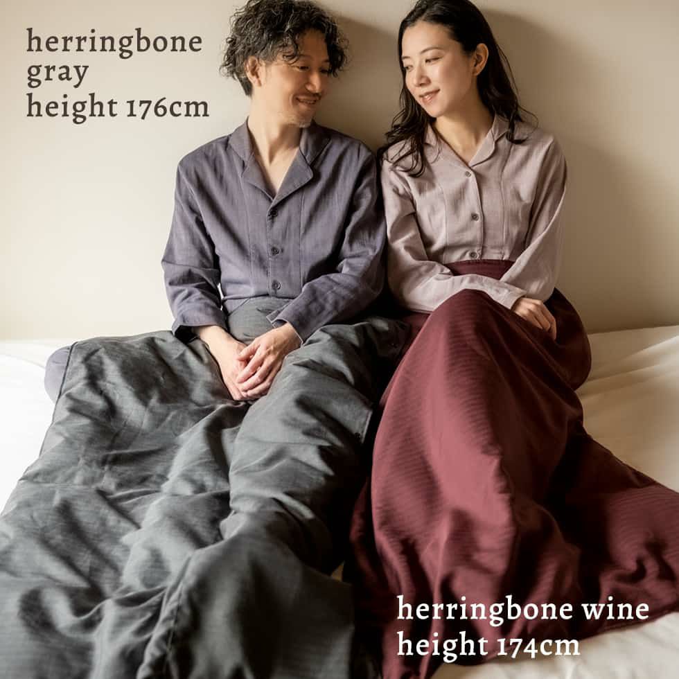 原料のリサイクルダウン「Link Down‐リンクダウン(※)」は、相模原市に拠点を置く企業、東洋羽毛工業株式会社の独自精製システムでできたもの。丹念に精製された、高品質なリサイクル羽毛を使用しています。
表側生地には、質感はまるでウールのような合成繊維を採用。落ち着きのある杉綾模様の綾織り生地で思わず頬ずりしたくなるほどの柔らかさと、しっとりとした光沢が特徴です。
商品の企画販売を行う株式会社フレックスは、同じ相模原市内にあるさがみこベリーガーデンの太陽光発電のエネルギーを導入しています。電気の地産地消から心地よさを実現する循環の温もりを感じさせます。
※「Link Down」は東洋羽毛工業株式会社の登録商標です。