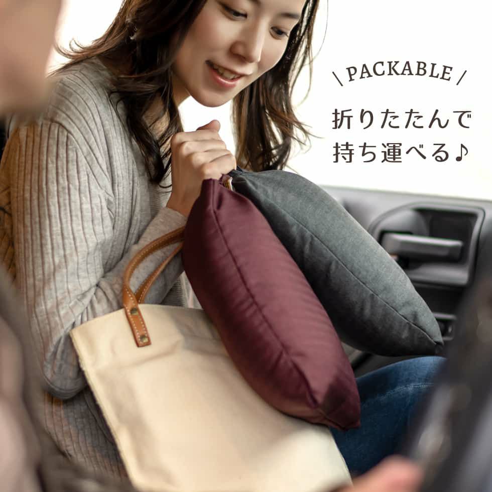 ■ 3WAY仕様「巻いて・羽織って・掛けられる」
収納袋一体型でコンパクトに折りたため、持ち運びもラクラク。とても軽く、しかも洗濯機で丸洗いOKなので、キャンプやスポーツ観戦などのアウトドアシーンにもぴったりです。
■ 日常でも防災でも頼れる“フェーズフリー”デザイン
スナップボタンで留められるので、使い方は自由自在。2枚をつなげてブランケットとして使うほか、着替え時の目隠しや腰掛けとしても活躍します。「日常」と「もしも」の両方に対応する、頼もしい一枚です。